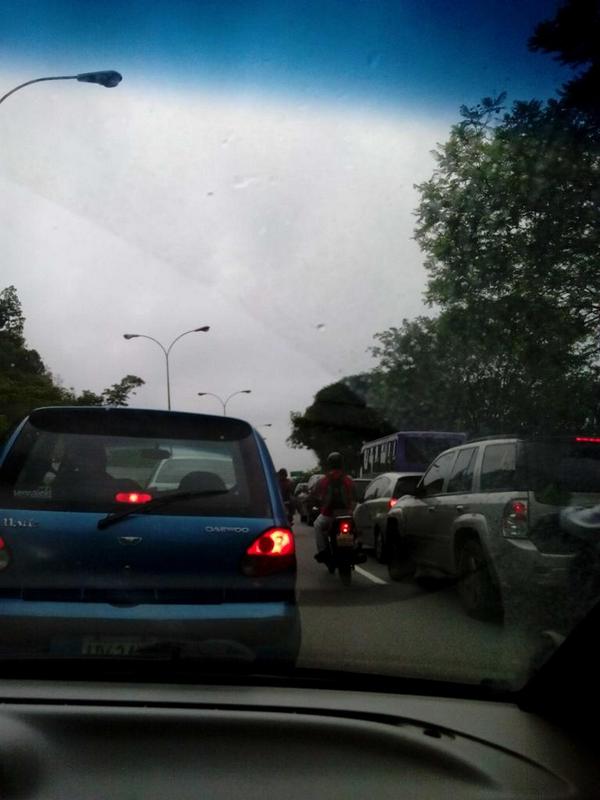 elissibeth's tweet photo. @Eutrafico cola por vehículo volcado en la Cota Mil sentido Este a nivel de Altamira, para médicos en el sitio. http://t.co/4YkYjborQH
