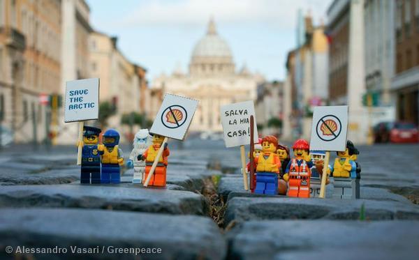 greenpeacefr's tweet image. via @savethearctic: LEGOlution dans les rues de Rome !   #BlockShell grnpc.org/Ig0is