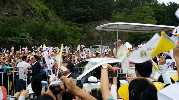 16일 교황님을 뵈러 음성 꽃동네로 고고싱~11시간 동안세 20초~순간에  교황님을 뵙고 소름이 돋았다~낮은  자세로 소외된 사람들에게 다가 가시는 교황님~동시대에 살고 겨시다는 것만으로도 위안이 됩니다~^^♥