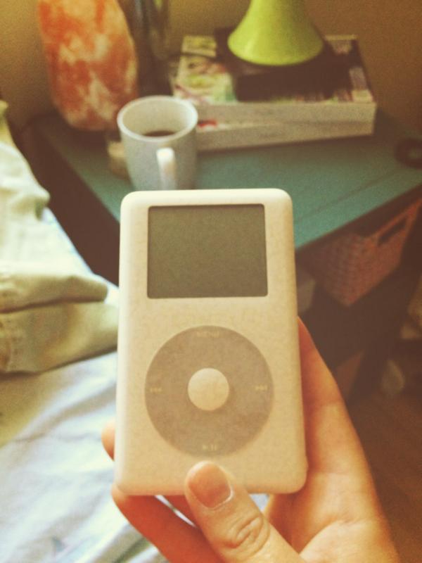 sarahalfano's tweet photo. It's so weird how ancient this thing looks now #firstipod 📱🎧 http://t.co/1QFZRQQ44t