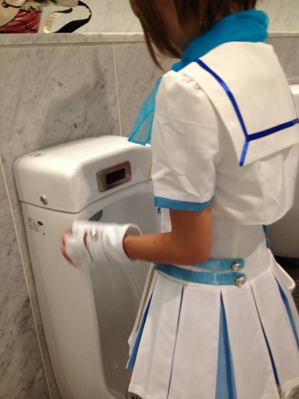 ymrkmasr's tweet photo. 昨日のコミケ inトイレ http://t.co/ZSCKAcIizd