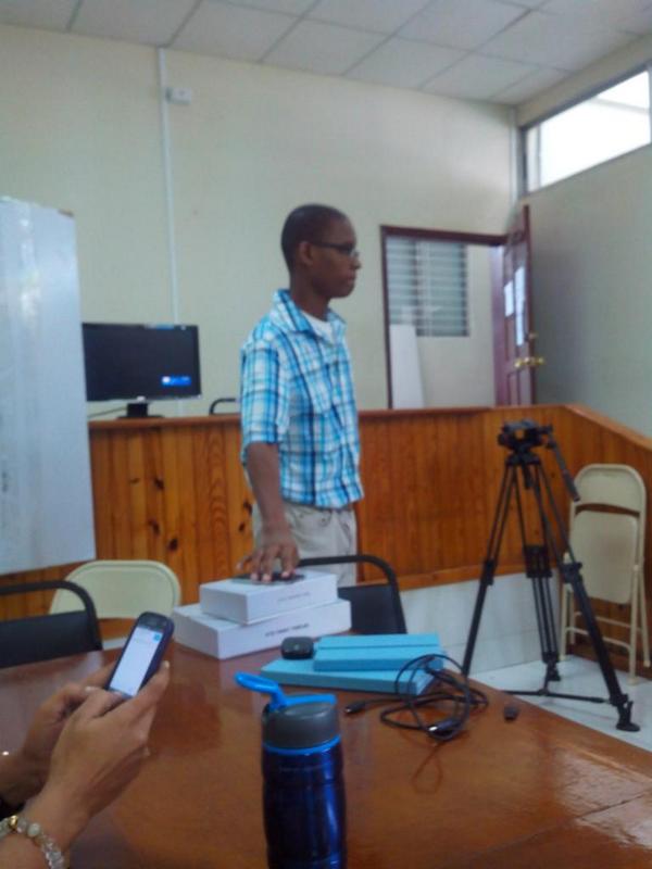 RalphsonPierre's tweet image. HaitiTechnologies: présentation #TabletteAndroid du jeune Haïtien #EdwinStJean au #menfp. @MIANSEH  @schallumpierre