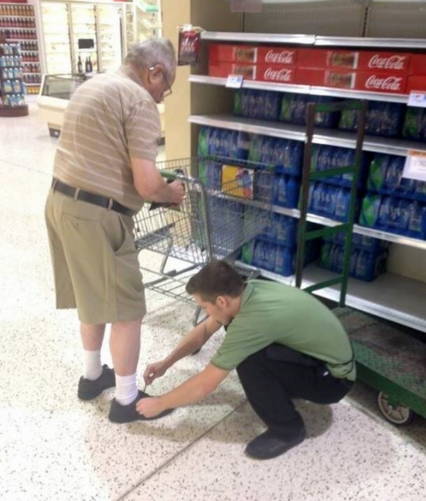 Touching photo of <a href="/publix/">Publix</a> employee offering simple act of kindness. Culture matters. #youandme #custexp