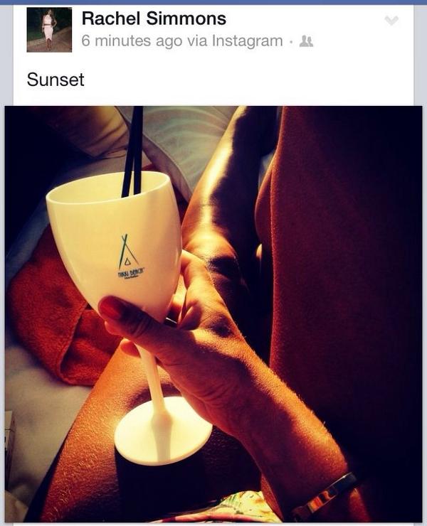 StatusTranslate's tweet image. "Look at this breathtaking sunset of me half naked. If you look really closely, you can see my flange." #Translated