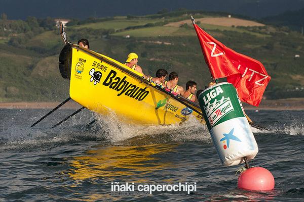 ikapero's tweet photo. La trainera de Orio saltando del agua durante  la regata de #zarautz  ayer  #actraineras #orio #Babyauto #deporte http://t.co/HtNDS52c3b