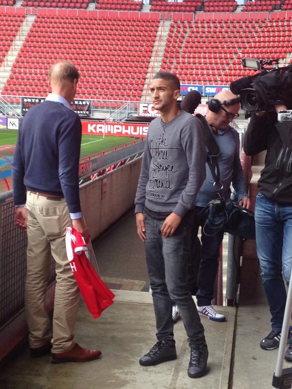 "<a href="/twentefans/">Twentefans</a>: RT <a href="/ErikvHaren/">Erik van Haren</a>: Daar zullen we hem hebben: " Complimenten fotograaf voor vastleggen 2 toppers in 1 beeld