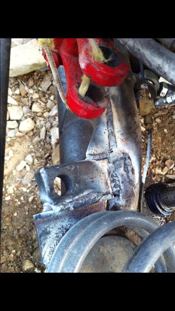 caseysoffroad's tweet photo. @DynatracAxle re welded ram mount with spare chunks of metal. #TrailFix #4x4 #Dynatrac http://t.co/hsIOsdW6r8