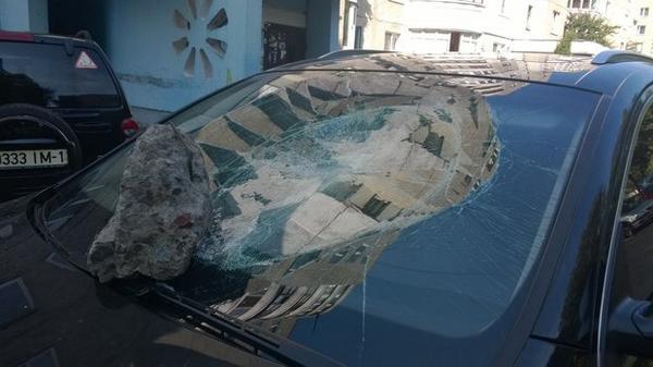 разбитое и склеенное стекло. вандалы современные. разбитое стекло наказание. разбитый стеклопакет. камень разбивает стекло.