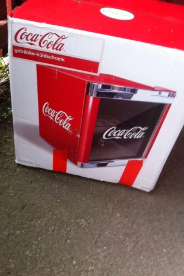 filiperiksson19's tweet photo. Kommer hem först idag och vad ser man inte? Jo, en mini kyl som det står Coca-Cola på! Asså pappa haha #colalover http://t.co/vePIxrzIq8