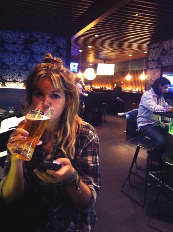 demijordan's tweet photo. Just in Dubai @AliceBackham and we found #heinekenbar with the football on #homefromhome #weloveapint #britsabroad http://t.co/iAbacbCUsS