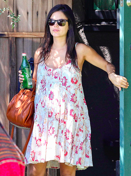 MtnValleyWater's tweet image. @peoplemag another #mountainvalleyspringwater celebrity fan! #rachelbilson people.com/people/gallery…