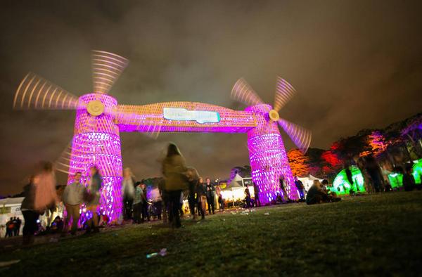 JustNoiseToMe's tweet photo. With superb music food &amp; art, @outsidelandssf has yet again recaptured the #FlowerPower of SF http://t.co/2FPLdOVwRu http://t.co/el4DobnJm8