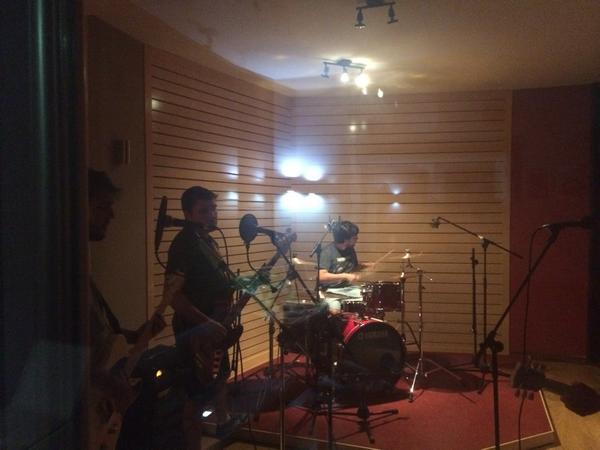 Sr_blablabla's tweet photo. Con @estadodecepcion en @MulocoRecords  preparando sus conciertos junto  @kPonchok.... y festivales @verdugalsound... http://t.co/tBJsgtoIns