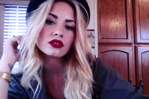 brulopex's tweet photo. VOU POSTAR 10 FOTOS DA DEMI DEEM RT #votedemilovato http://t.co/Dz84Xmwngf