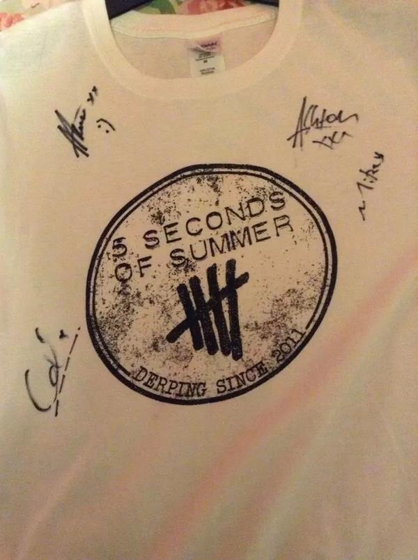 1D_5SOSnews's tweet image. RT if you want to win this t-shirt :)

It's free you have just to follow me. I will pick 1 winner.

#vote5sos