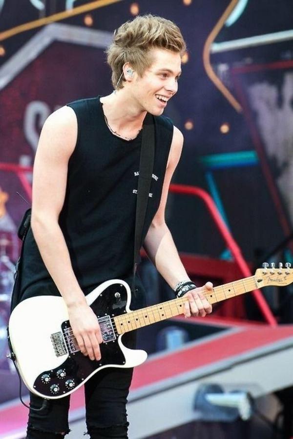 chloealice22's tweet image. RT for Luke 
#michaelcantknow 
#obamavote5sos 
#vote5sos