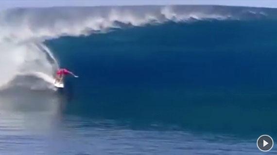 surfline's tweet photo. .@JoelParko scores a 9.80 in opening heat of the #BillabongProTahiti http://t.co/wTduBXj2DR #SurflineVideo http://t.co/YCcIz9gybl