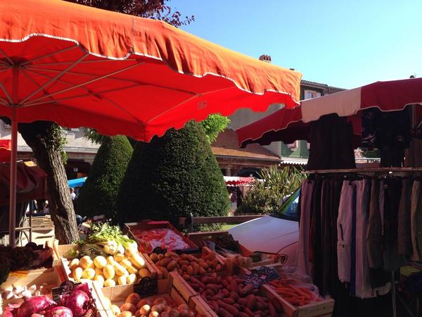 FamilyhouseinFr's tweet photo. Mirepoix market is a vibrant, colourful place &amp; on every Monday. You could be here: http://t.co/2xhgSl8M5I #france http://t.co/Tw3JxTtlkZ