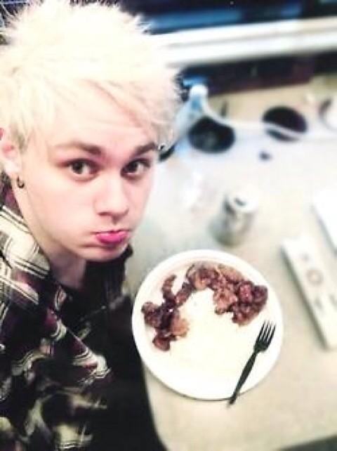 smashtonily's tweet image. &quot;@sarclifford: quote this tweet with pictures of michael #vote5sos http://t.co/rg3mUT9Lnu” #michaelcantknow