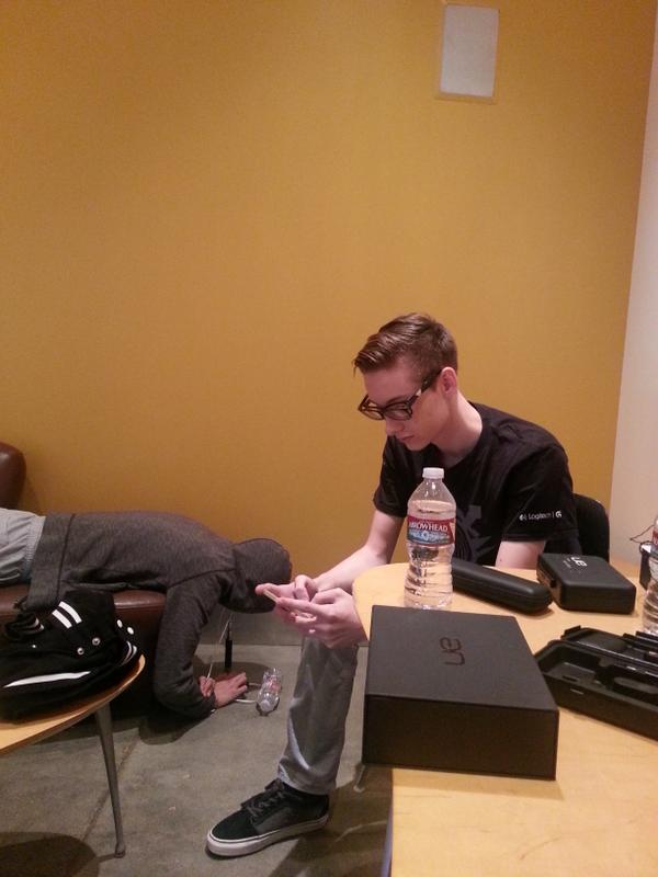 Dyrus's tweet photo. Eye doctors hate him, find out this one easy trick to double your vision! http://t.co/hXivIZp9b0