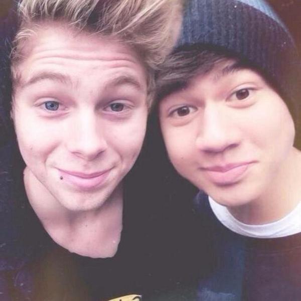 gigi_morada's tweet image. RT CAKE #vote5sos