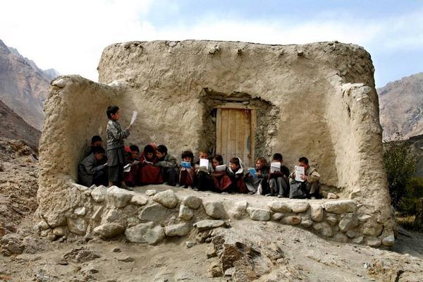MiguelMorenatti's tweet photo. No hay excusas para no aprender. 
Me encanta esta foto de @paulaphoto de una escuela en Afganistán. http://t.co/vtKoRWumJf