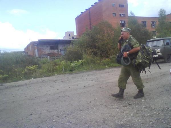kingnace88's tweet photo. RT @mil_in_ua: Иваново,РФ. 98 дивизия ВДВ готовится отправиться в Украину. Солдатам выдают зимний комплект одежды. http://t.co/vsX7Uh8ID6