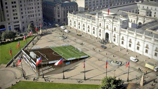 Cooperativa's tweet image. [Fotos] Techo Chile instaló una "cancha dispareja" frente a La Moneda bit.ly/1pBdEXU