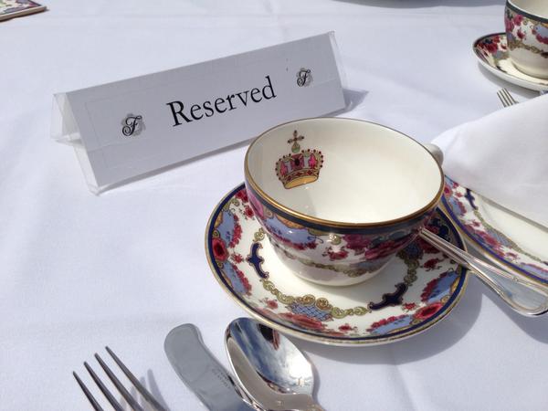 CTVNewsScott's tweet image. Tea is ready at the @FairmontEmpress for #Hitchbot. #Robottea