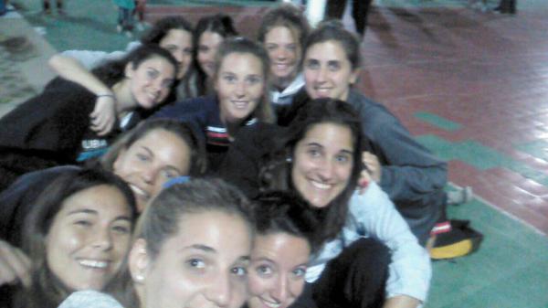 Foquitoto's tweet photo. Hockey Uba esperando la premiacion #selfiejuar @romichazarreta @SofiDu4 @milisafe  @_lubart @UBADeportes http://t.co/OEmg7MgjVr