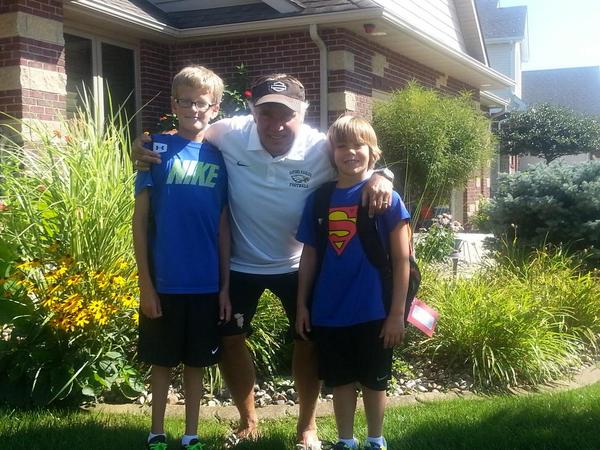 hooktracy's tweet photo. Hudson &amp; Hayden first day of school! Proud Papa! http://t.co/j4dK80C07f