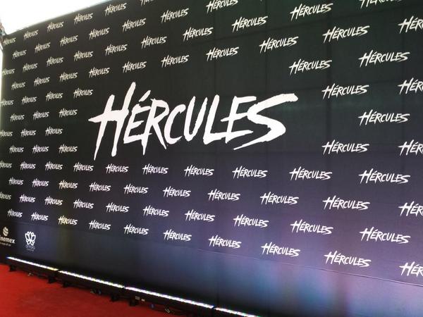 WWEFansMexico's tweet photo. Esperando a alguien... #Hercules http://t.co/PZORjDUHD4