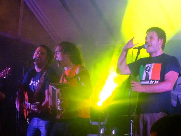 En el concierto de <a href="/Mandoilek/">Mandoilek</a> en @Komantxek colaboración de @chiki_lora_ de <a href="/cantecademacao/">Canteca de Macao</a> . mañana en @kskgorri