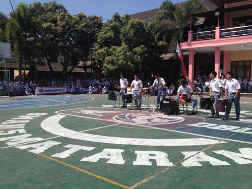 DBL_WestNusa's tweet photo. Disela-sela #Loop3x3Competition ada penampilan Perkusi @SMALA_ TREASURE TROVE #HondaDBL2014 #WestNusaTenggaraSeries http://t.co/uOdVSdKeyy