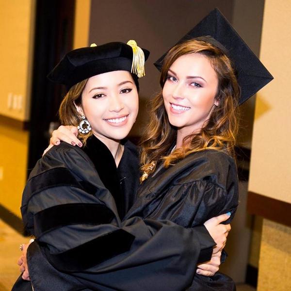 RecipeforLife's tweet image. @theskimm saw @MichellePhan Phan note in Skimm today-here is Audrey with Michelle utube sites.google.com/site/hoopingli…