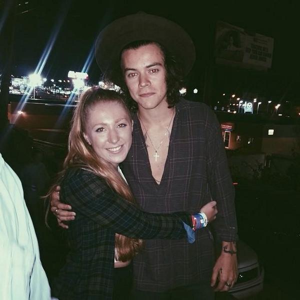 Harry with a fan in Nashville yesterday (18.08.14) -d