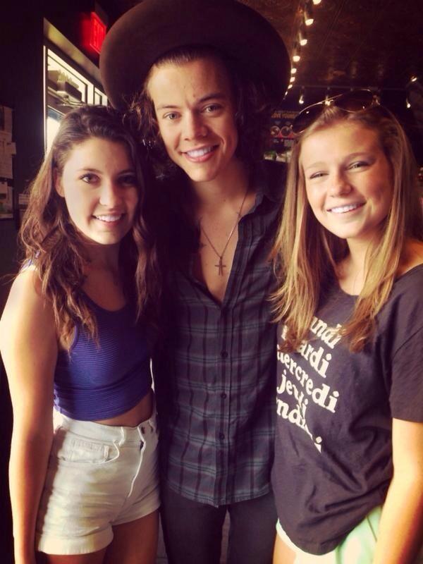 Harry with a fan in Nashville yesterday (18.08.14) #5 -d