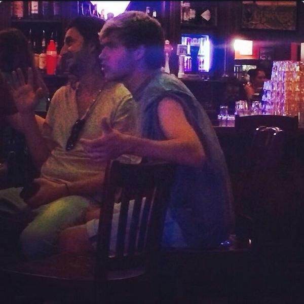 Niall at a bar in Nashville last night (18.08.14) #6 -d