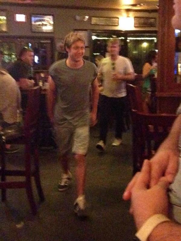 Niall at a bar in Nashville last night (18.08.14) #2 -d