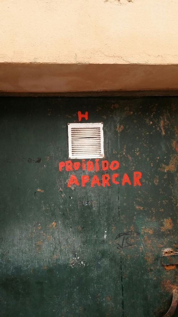 MejoresTwits's tweet photo. No tener ni idea de donde va la H en "prohibido" y pensar "Bah, la pongo aquí y que cada uno la ponga donde quiera". http://t.co/p7R82RMRNl