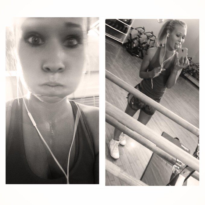 Am I cute or nah?? #Multitasking #LikeABoss #Sweatin' #Gym #Cardio #Jordans http://t.co/Q8RC87yOKF