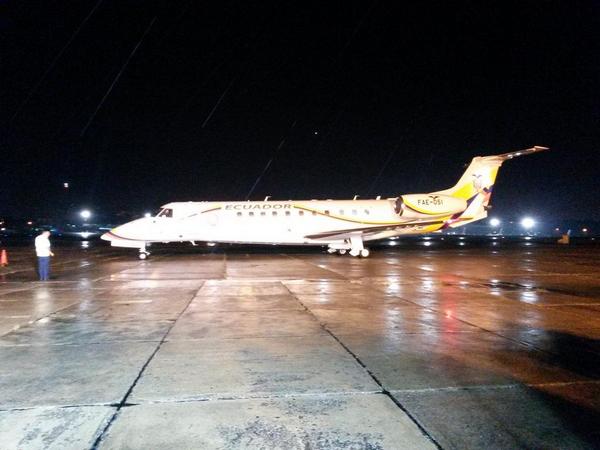WinstonCano_EU's tweet photo. Arribó al Pais el Presidente de Ecuador Rafael Correa. http://t.co/xdrH1SI5uU
