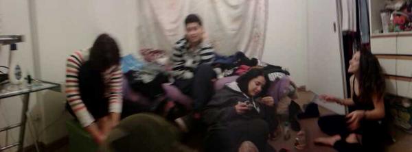 calu_guidolin's tweet photo. Esto somos #Minitax en una previa a las salidas, que sea siempre asi.LAS AMO PUTAS :3 http://t.co/uVRkv8Opz8