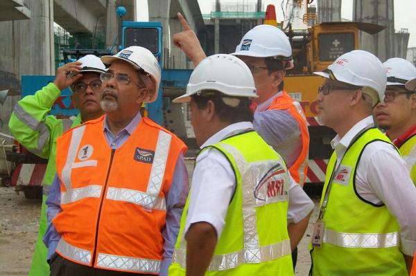 agendadaily's tweet photo. Pengerusi SPAD TS Syed Hamid meninjau lokasi kejadian dengan lebih dekat http://t.co/A8Ja72RKML