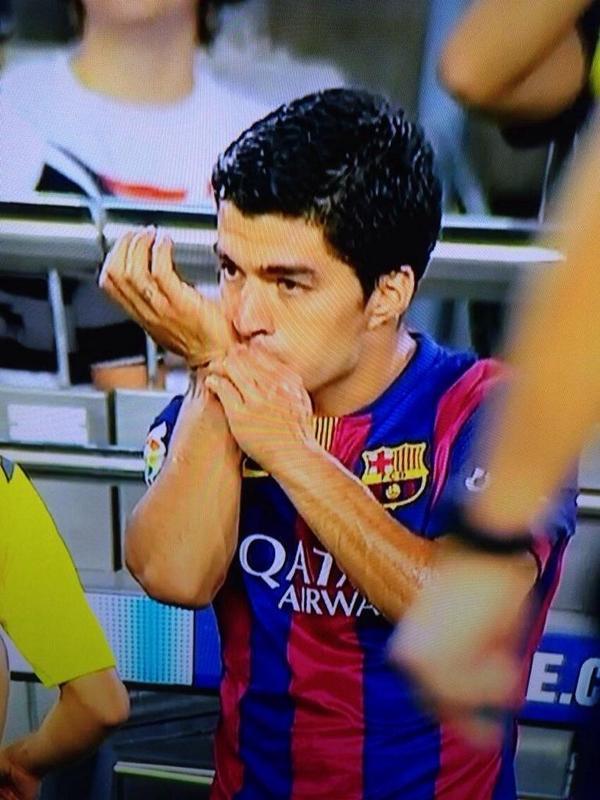 FootballFunnys's tweet photo. Luis Suarez warming his teeth up before his debut last night. http://t.co/qyf5Bcb30p
