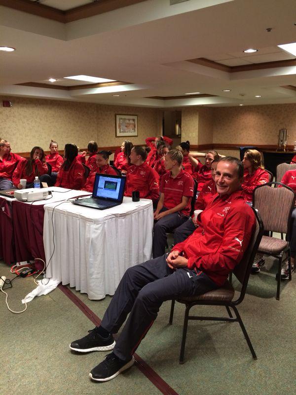 Auch Theorie gehört dazu! Unsere Frauen bereiten sich akribisch auf das Spiel gegen die Weltnummer 1 USA vor! #SFVASF