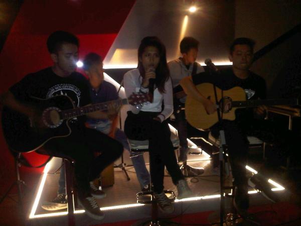 #OnStage <a href="/StoryofMonday/">Story of Monday</a> keren! Vocalisnya mantap! #PARAMOREniteSOR