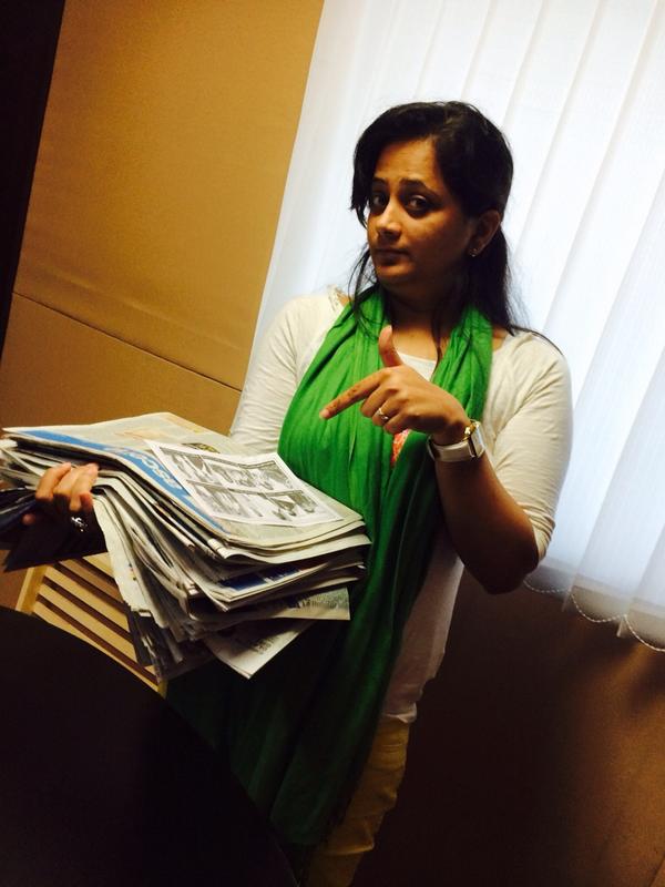 rjshru's tweet photo. @rjjyotika cleaning @rjshrikant 's pasara #CleanlinessFreak #Studio #NewsPapers nahhiiiiiii :p http://t.co/NnwaW6cG0c