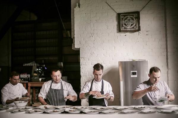 Mūsu šefpavārs <a href="/thetaskans/">Arturs Taskans</a> un kolēģi <a href="/ValtersZirdzins/">Valters Zirdzins</a> <a href="/JansonsMaris/">Maris Jansons</a> Jānis Siliņš