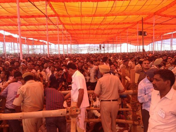 deepakkakran's tweet photo. Crowd at #Kaithal rally ground waiting for @narendramodi @PMOIndia #ModiInKaithal @sharmarekha http://t.co/yamNXVM7ib